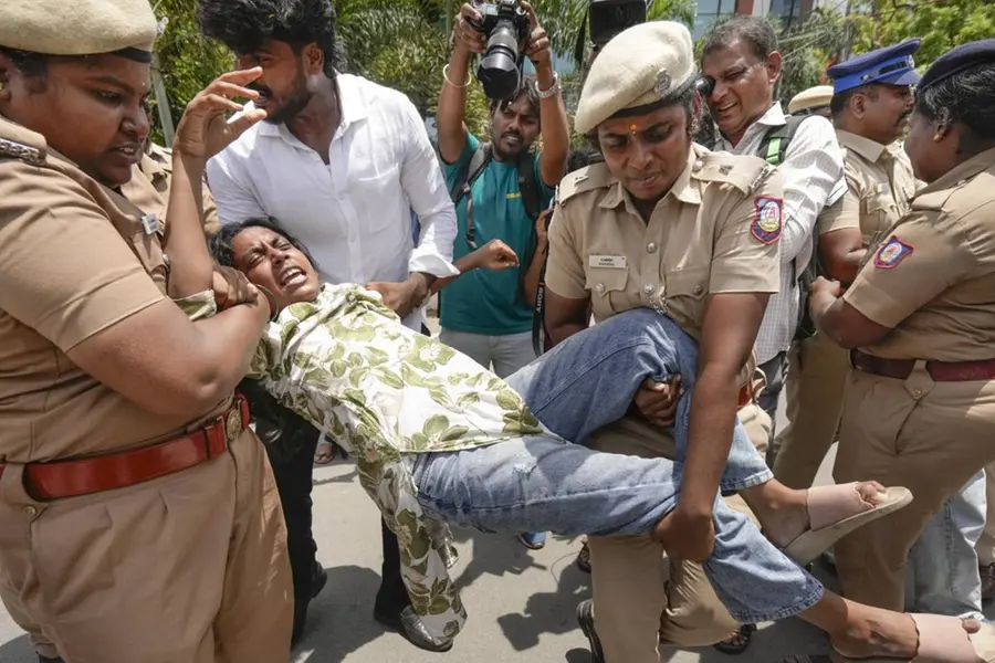 ‘നിങ്ങളുടെ പെൺമക്കളുടെ വസ്ത്രം ഇങ്ങനെ വലിച്ചുകീറുമോ?’പോലീസ് അതിക്രമത്തിനെതിരേ അഖിലേഷ് യാദവ്