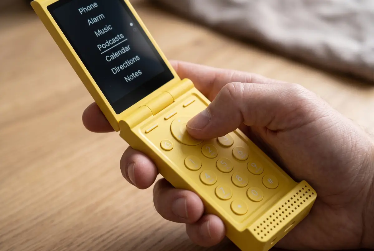 Light Flip Phone (Representational Image) | Photo: AI Generated