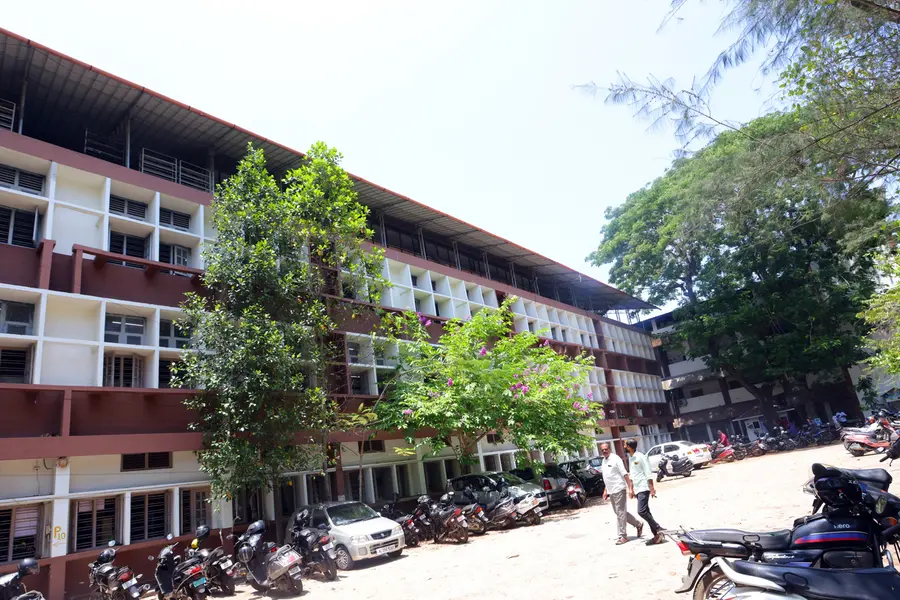 സ്വകാര്യ ഭൂമിയിലെ മരംവീണ് നാശനഷ്ടമുണ്ടായാൽ ഭൂവുടമ ഉത്തരവാദി;കളക്ടറേറ്റിലെ മരംവീണാൽ ഉത്തരവാദി ആര്?