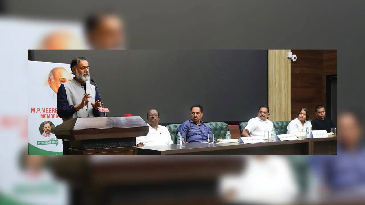 ഡൽഹി കോൺസ്റ്റിറ്റ്യൂഷൻ ക്ലബ്ബിൽനടന്ന പരിപാടിയിൽ രാഷ്ട്രീയചിന്തകനും സാമൂഹികപ്രവർത്തകനുമായ യോഗേന്ദ്ര യാദവ്, എം.പി. വീരേന്ദ്രകുമാർ അനുസ്മരണപ്രഭാഷണം നടത്തുന്നു. മാതൃഭൂമി പ്രത്യേക പ്രതിനിധി എൻ. അശോകൻ, എൻ.കെ. പ്രേമചന്ദ്രൻ എം.പി., സി.പി. ട്രസ്റ്റ് വലപ്പാട് ചെയർമാൻ സി.പി. സാലിഹ്, മാതൃഭൂമി ഡയറക്ടർ എം.എസ്. മയൂര, അർജുൻ ചിന്നപ്പ എന്നിവർ സമീപം