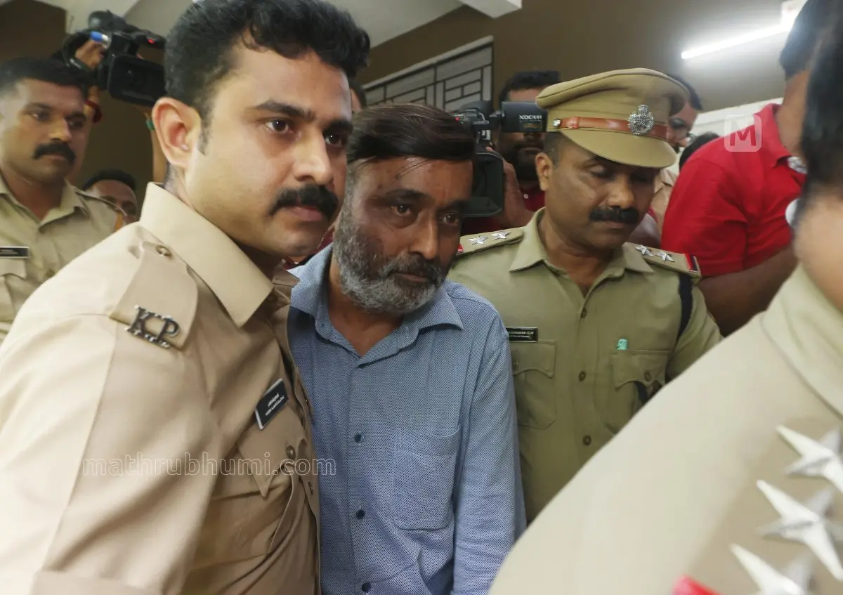 അഞ്ചരക്കണ്ടി ഡെന്റൽ കോളേജ് വിദ്യാർത്ഥി നിതിൻ രാജിന്റെ ആത്മഹത്യയിൽ പോലീസ് പിടിയിലായ അധ്യാപകൻ ഡോ.എൻ.കെ.റാമിനെ ക്രൈം ബ്രാഞ്ച് ഓഫീസിൽ നിന്നും വൈദ്യ പരിശോധനക്കായി കൊണ്ടുപോവുന്നു | ഫോട്ടോ: ലതീഷ് പൂവത്തൂർ / മാതൃഭൂമി