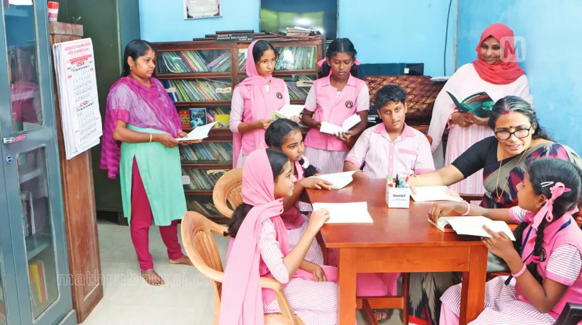 ജ്ഞാനോദയം യു.പി. സ്കൂൾ വിദ്യാർഥികൾ യുവജനസംഘം വായനശാലയിൽ. സ്കൂൾ പ്രധാനാധ്യാപിക സി.എ. ലൂസി, അധ്യാപിക ആബിദ, ലൈബ്രേറിയൻ പി.യു. സൗമ്യ തുടങ്ങിയവർ സമീപം