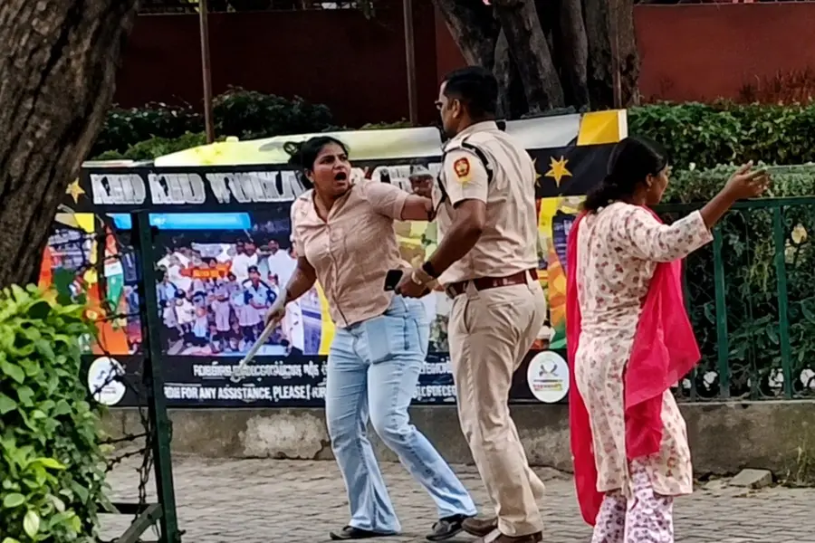 Delhi cop.jpg
