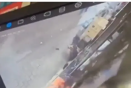 പോയിന്റ് ബ്ലാങ്ക് റേഞ്ചിൽ പോലീസ് കോൺസ്റ്റബിളിനെ വെടിവെച്ചുകൊന്ന് ഭീകരൻ; CCTV ദൃശ്യങ്ങൾ പുറത്ത്
