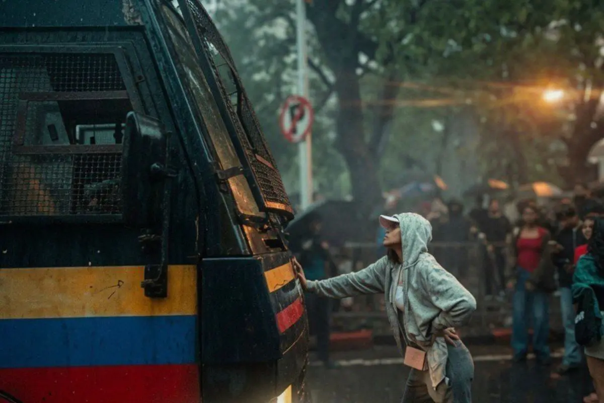Rhiya Ahir stands in front of a Mumbai Police van during student protests in Dadar, a moment that has since gone viral on social media.