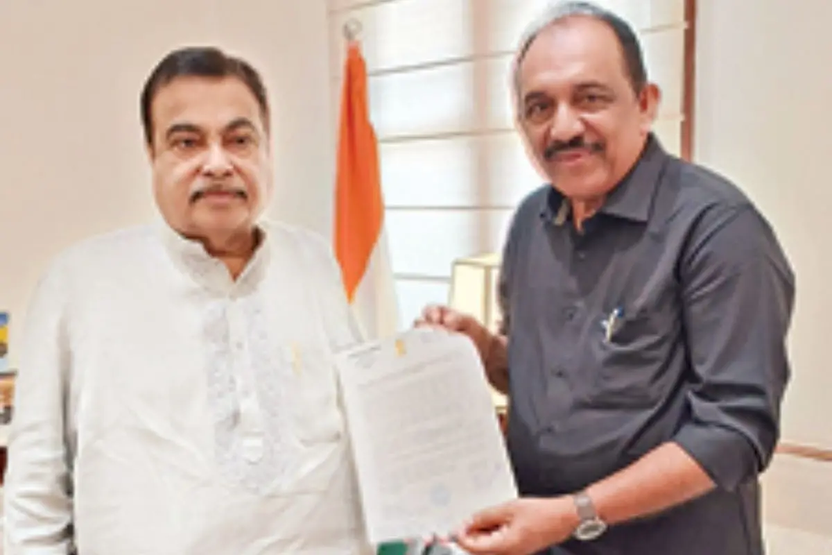 MP Benny Behanan submits a memorandum to Union Minister Nitin Gadkari demanding the immediate issuance of the 3A notification for the Angamaly–Aroor–Kochi bypass