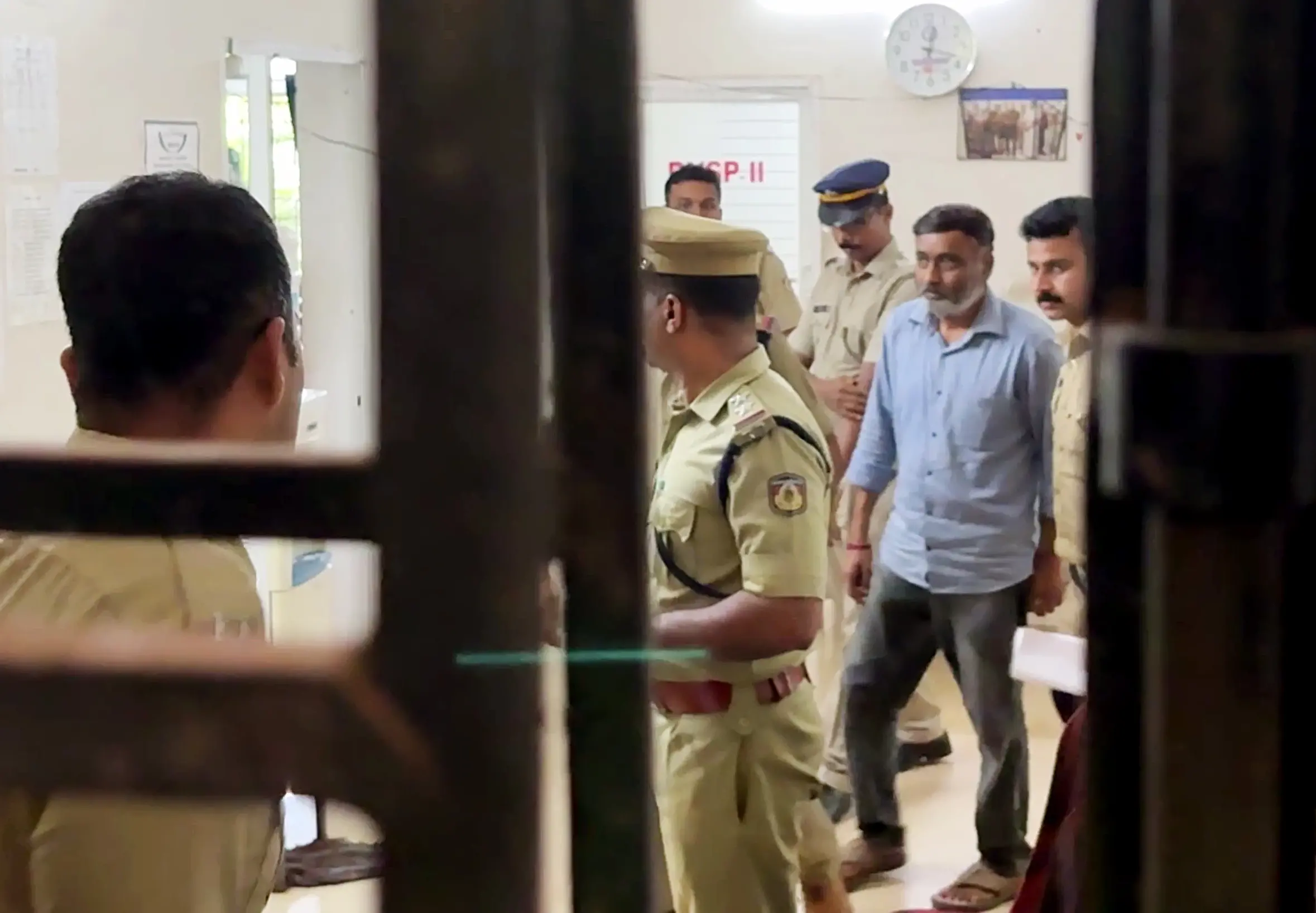 ഡോ. എം.കെ. റാമിനെ ക്രൈംബ്രാഞ്ച് അറസ്റ്റ് ചെയ്തപ്പോൾ (ഫയൽ ചിത്രം) | Photo: ANI Video Grab