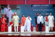 'ജനനി അവാർഡ് 2026' മാതാ അമൃതാനന്ദമയി ദേവിക്ക് സമ്മാനിച്ചു