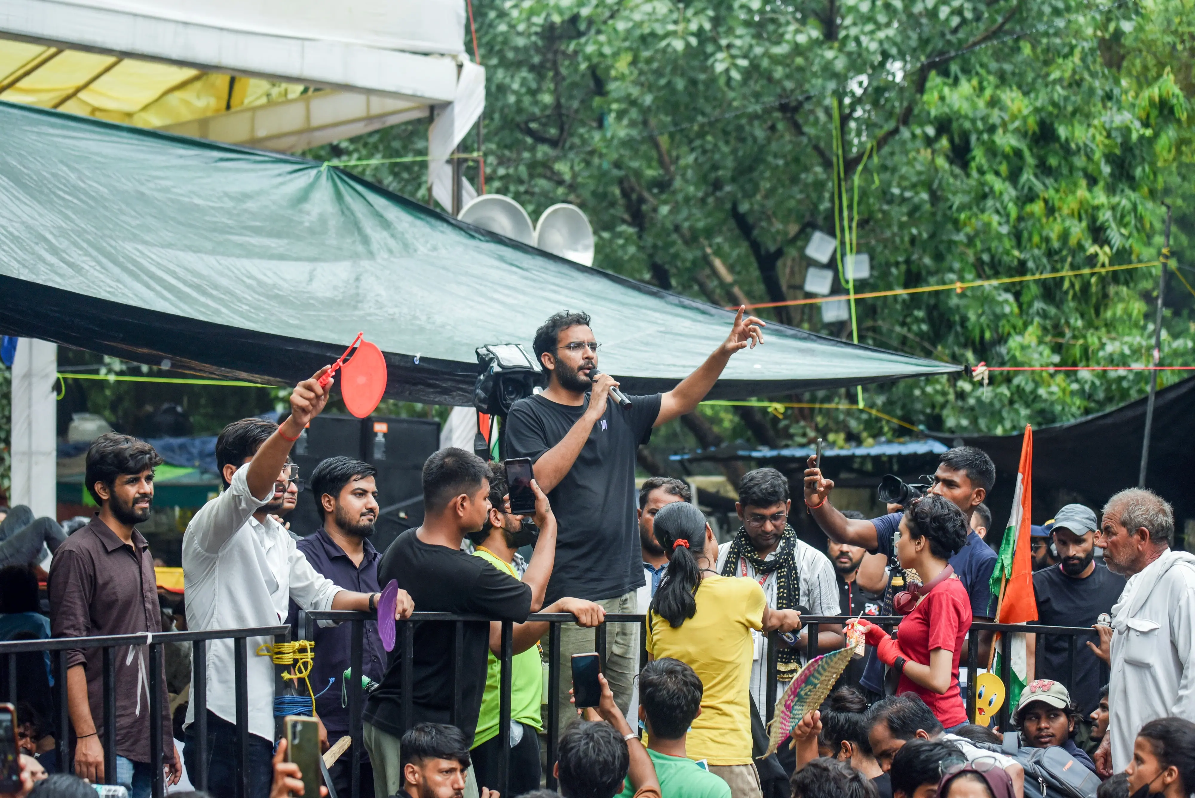 ജന്തർമന്തറിൽ കേന്ദ്ര വിദ്യാഭ്യാസ മന്ത്രി ധർമേന്ദ്ര പ്രധാന്റെ രാജി ആവശ്യപ്പെട്ട് നടന്ന പ്രതിഷേധത്തിനിടയിൽ കോക്രോച് ജനതാ പാർട്ടി (സി.ജെ.പി.) വക്താവ് അശുതോഷ് റാങ്ക (ഫയൽ ചിത്രം)| Photo: ANI