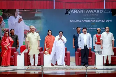 Mata Amritanandamayi Devi receives Janani Award 2026 at APJ Abdul Kalam memorial event