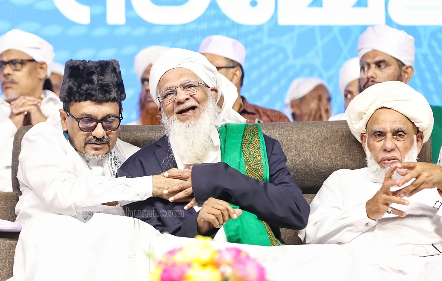 ആലിക്കുട്ടി മുസ്ലിയാര് സാദിഖലി ശിഹാബ് തങ്ങള്ക്കും ജിഫ്രി മുത്തുക്കോയ തങ്ങള്ക്കും ഒപ്പം |ഫോട്ടോ:മാതൃഭൂമി