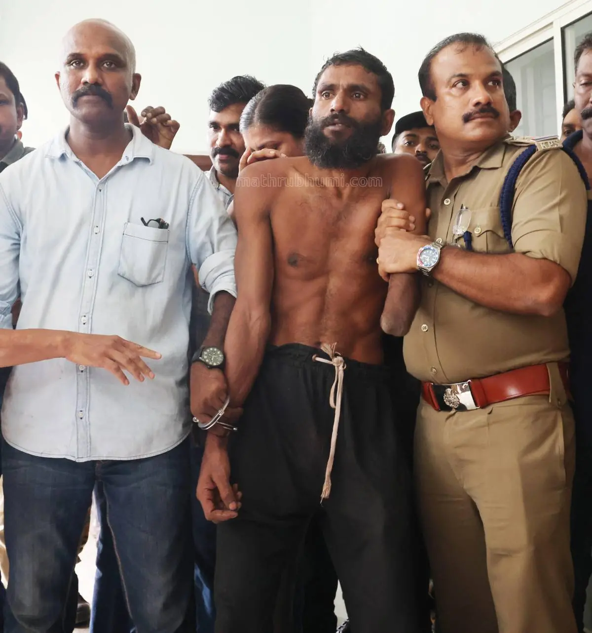 കണ്ണൂര് സെന്ട്രല് ജയിലില് നിന്നും ജയില് ചാടി പിടിയിലായ ഗോവിന്ദച്ചാമിയെ ചോദ്യം ചെയ്യലിനായി കണ്ണൂര് പൊലീസ് ട്രെയ്നിങ് സെന്ററില് എത്തിച്ചപ്പോള് (ഫയല് ചിത്രം) |ഫോട്ടോ:മാതൃഭൂമി