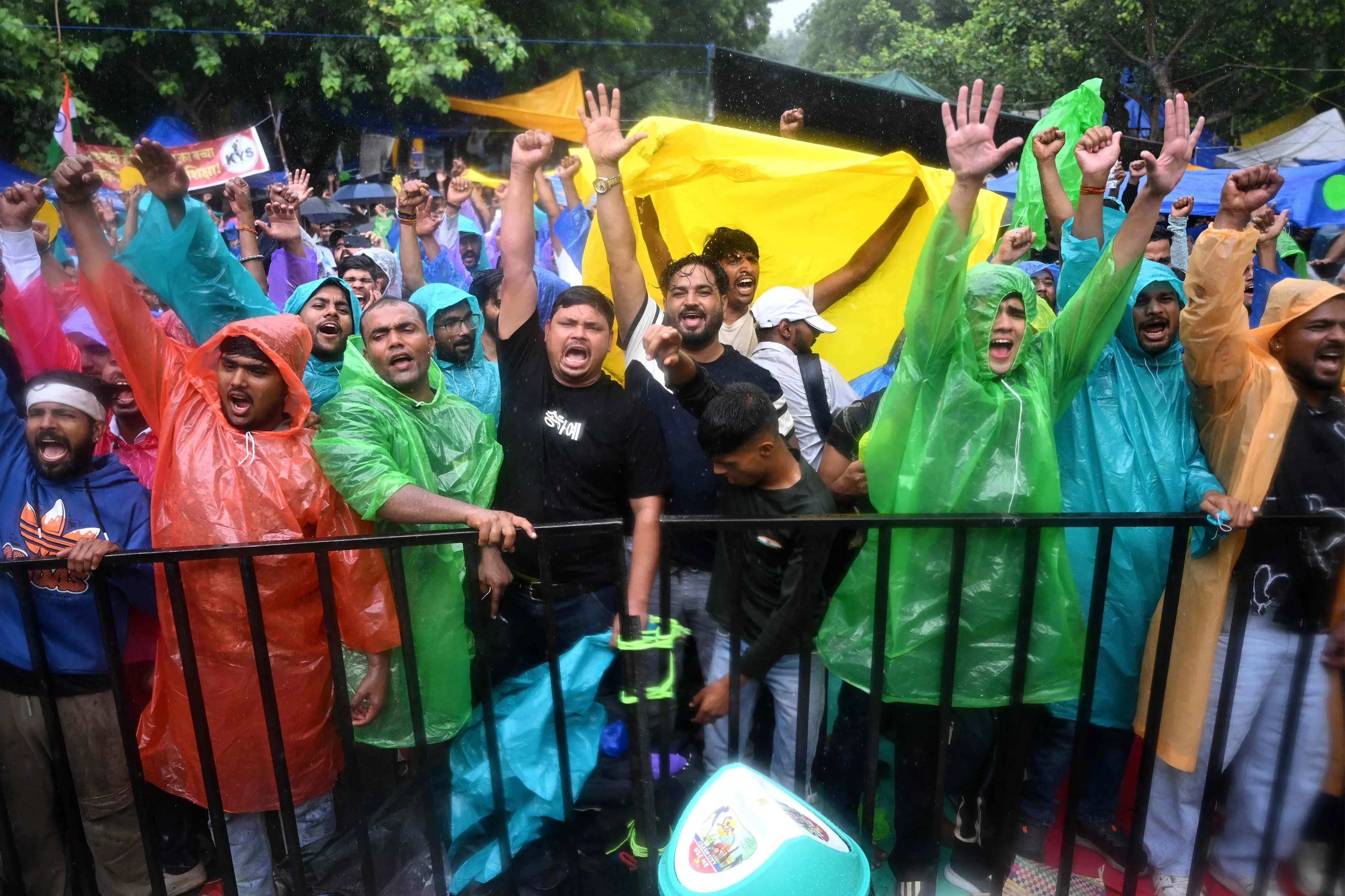 ഡൽഹി ജന്തർമന്തറിൽ നീറ്റ് പരീക്ഷാ ക്രമക്കേടുകളിൽ കേന്ദ്ര വിദ്യാഭ്യാസ മന്ത്രി ധർമേന്ദ്ര പ്രധാൻ രാജിവെക്കണമെന്ന് ആവശ്യപ്പെട്ട് സമരം നടത്തുന്നതിനിടയിൽ കോക്രോച്ച് ജനതാ പാർട്ടി (സി.ജെ.പി.) പ്രവർത്തകർ മുദ്രാവാക്യം വിളിക്കുന്നു. | Photo by Arun SANKAR / AFP