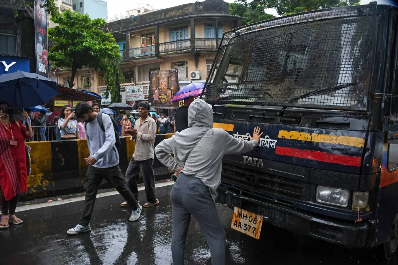 നീറ്റ് പരീക്ഷാവിവാദത്തില് കേന്ദ്ര വിദ്യാഭ്യാസ മന്ത്രി ധര്മേന്ദ്ര പ്രധാന്റെ രാജി ആവശ്യപ്പെട്ട് മുംബൈ ദാദറിലെ ശിവാജി പാര്ക്കില് പ്രതിഷേധിച്ച വിദ്യാര്ഥികളെ കസ്റ്റഡിയിലെടുത്ത് വാനില് കയറ്റിക്കൊണ്ടുപോകുമ്പോള് മുന്നില് ഒറ്റയ്ക്ക് തടയുന്ന റിയ | Photo: AP