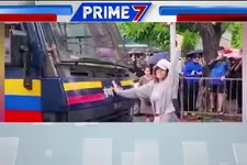പോലീസ് വാൻ നെഞ്ചുംവിരിച്ച് തടഞ്ഞ റിയ അഹിർ!- പ്രൈം 7