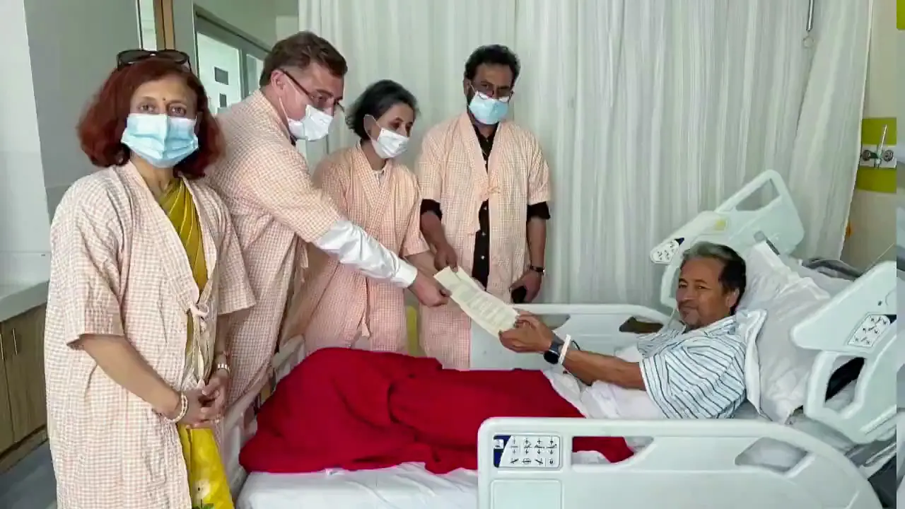 Environmentalist Sonam Wangchuk collects a document as he receives written assurances of parliamentary discussion on the alleged NEET paper leak and zero legal action on CJP's 'Sansad Chalo' protesters