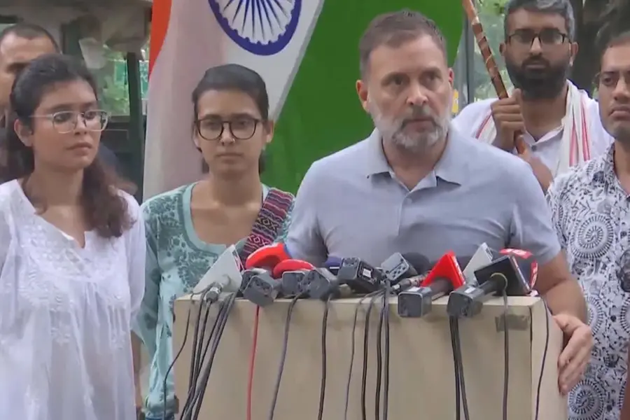 Rahul Gandhi meeting reporters along with students injured during CJP protest in Delhi