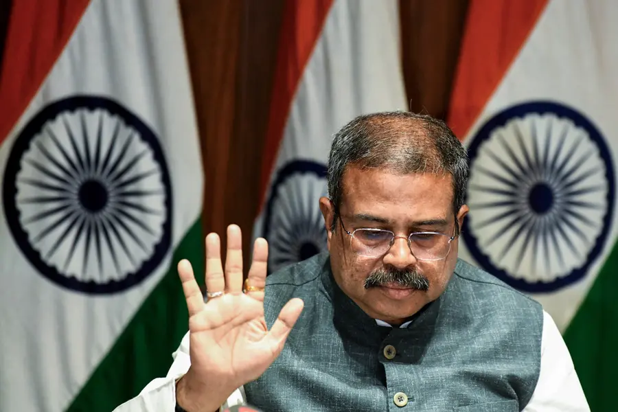 പാറ്റകളോട് മുട്ടുമടക്കി കേന്ദ്രം; വിദ്യാഭ്യാസ മന്ത്രി ധർമേന്ദ്ര പ്രധാൻ രാജിവെച്ചു