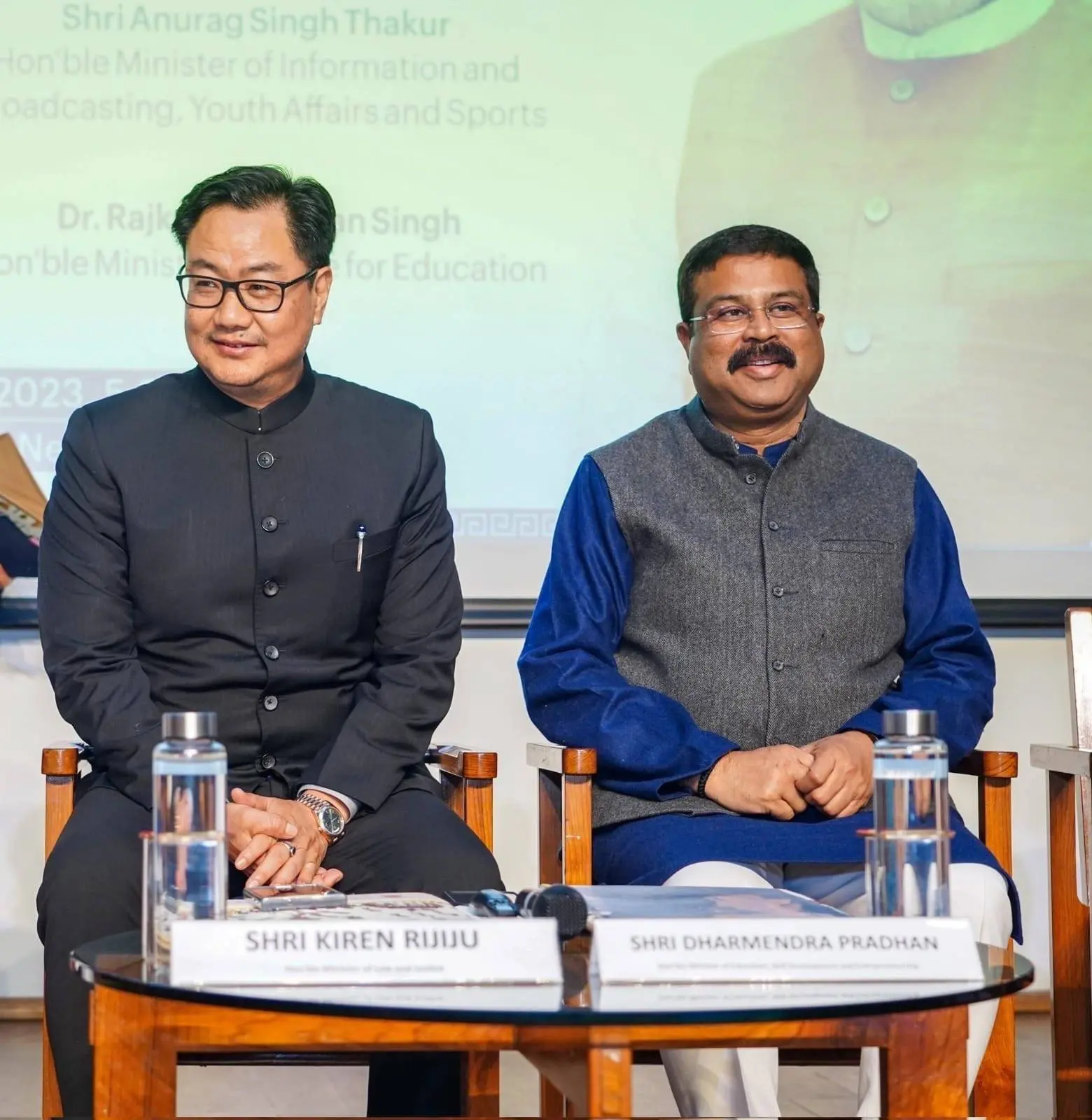 കിരൺ റിജിജുവും ധർമേന്ദ്ര പ്രധാനും | Photo: x