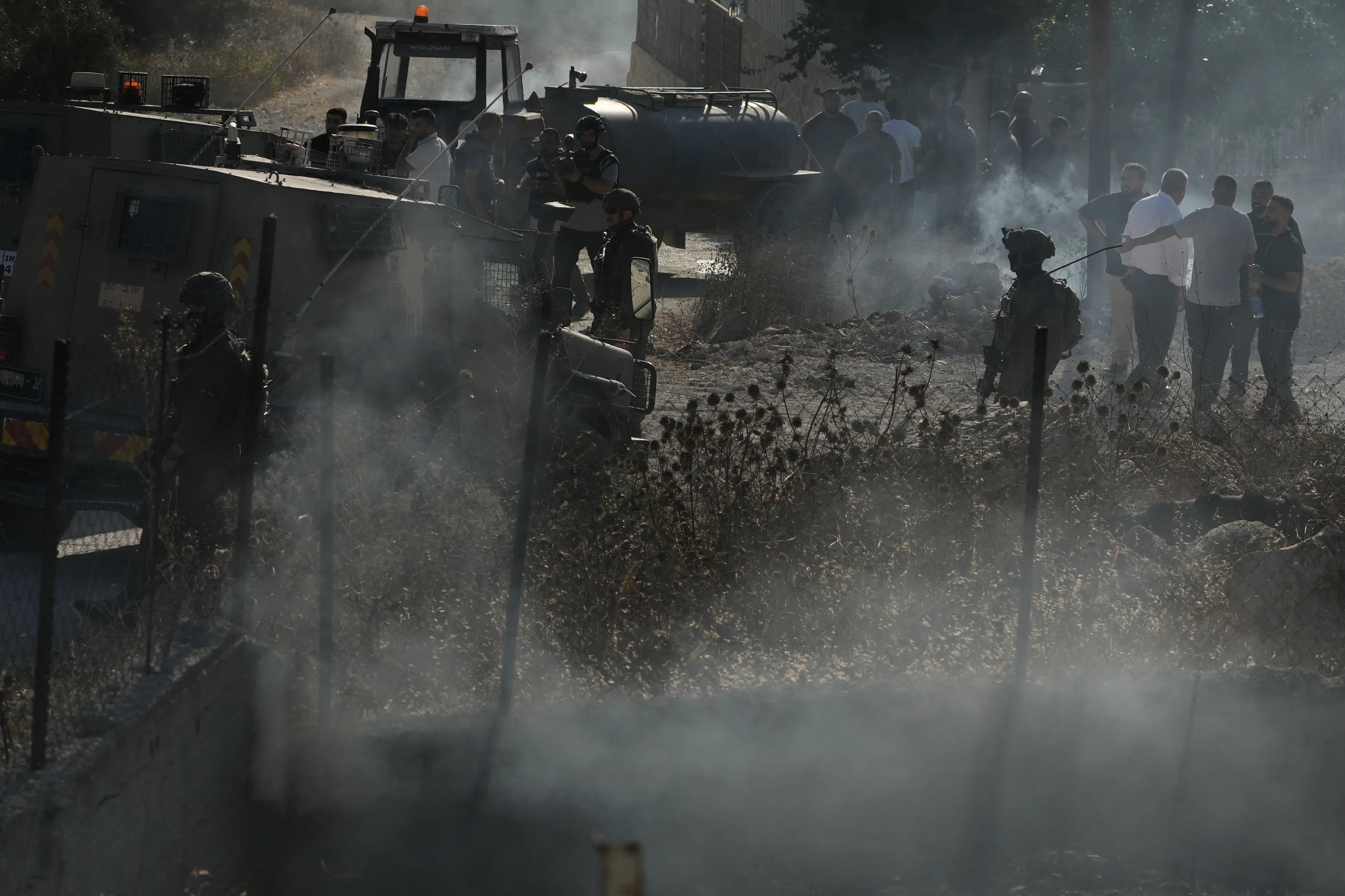 Members of the Israeli forces are seen on a street following an attack by Israeli settlers in the village of Sarra, near the West Bank city of Nablus.| Photo: AP