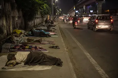 Sleeping on pavements cannot be translated into contributory negligence: Delhi HC