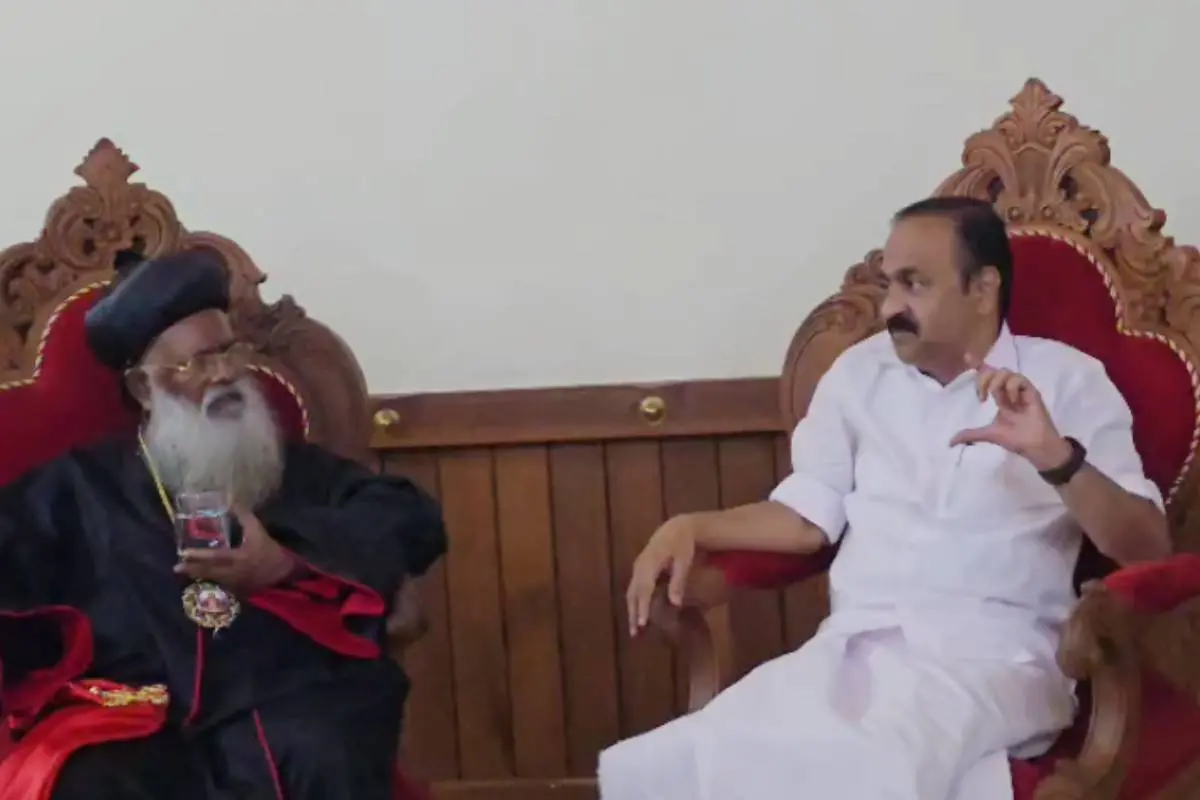 മുഖ്യമന്ത്രി വി.ഡി. സതീശൻ മലങ്കര സഭാ ആസ്ഥാനത്ത് ഓർത്തഡോക്സ് സഭാധ്യക്ഷനുമായി കൂടിക്കാഴ്ച്ച നടത്തുന്നു