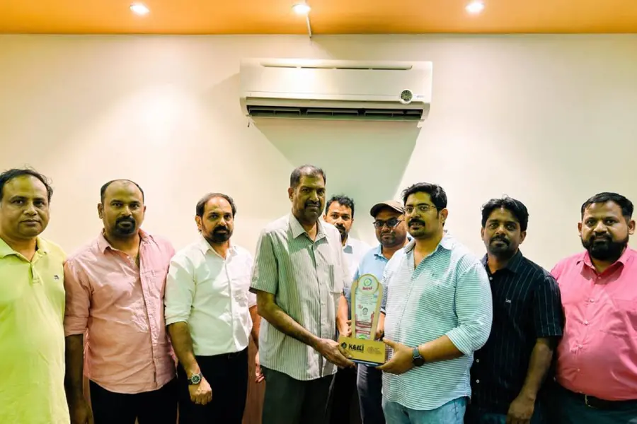 പ്രവാസജീവിതം അവസാനിപ്പിച്ച് നാട്ടിലേക്ക് മടങ്ങുന്ന ഉമ്മറിന് കേളിയുടെ യാത്രയയപ്പ്