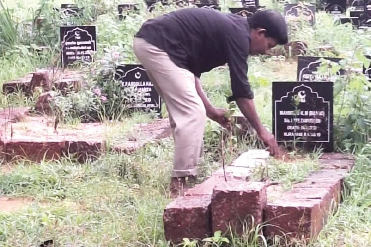 മഹമൂദിന്റെ കബറിടത്തിൽ പ്രാർഥനയ്ക്കെത്തിയ കൃഷ്ണൻ