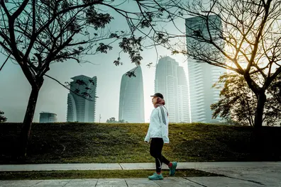 Why ‘silent walking’ is replacing headphones: The quiet wellness trend gaining ground