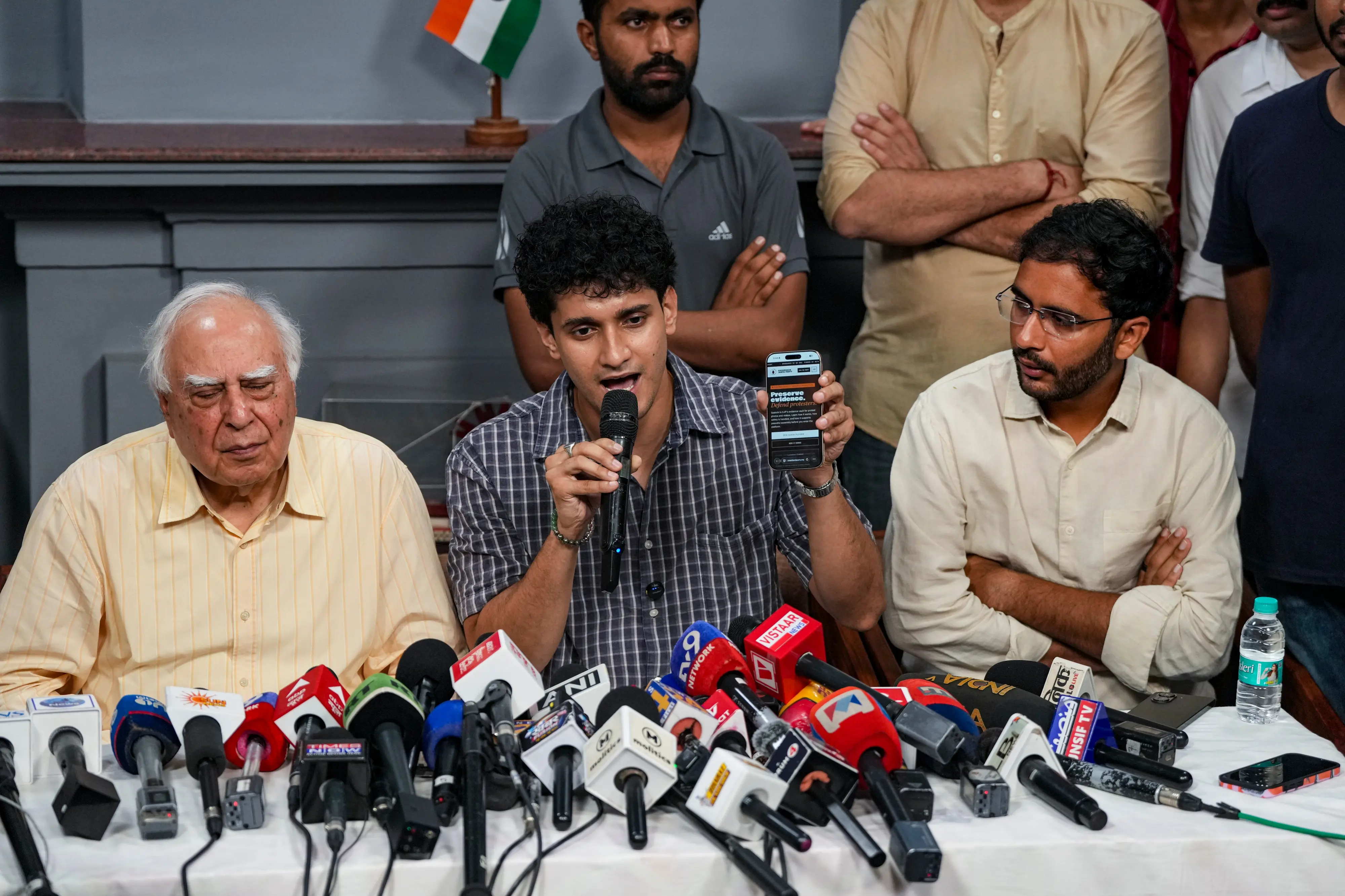 സിജെപി നേതാക്കളും കപില് സിബലും വാർത്താസമ്മേളനത്തിൽ
