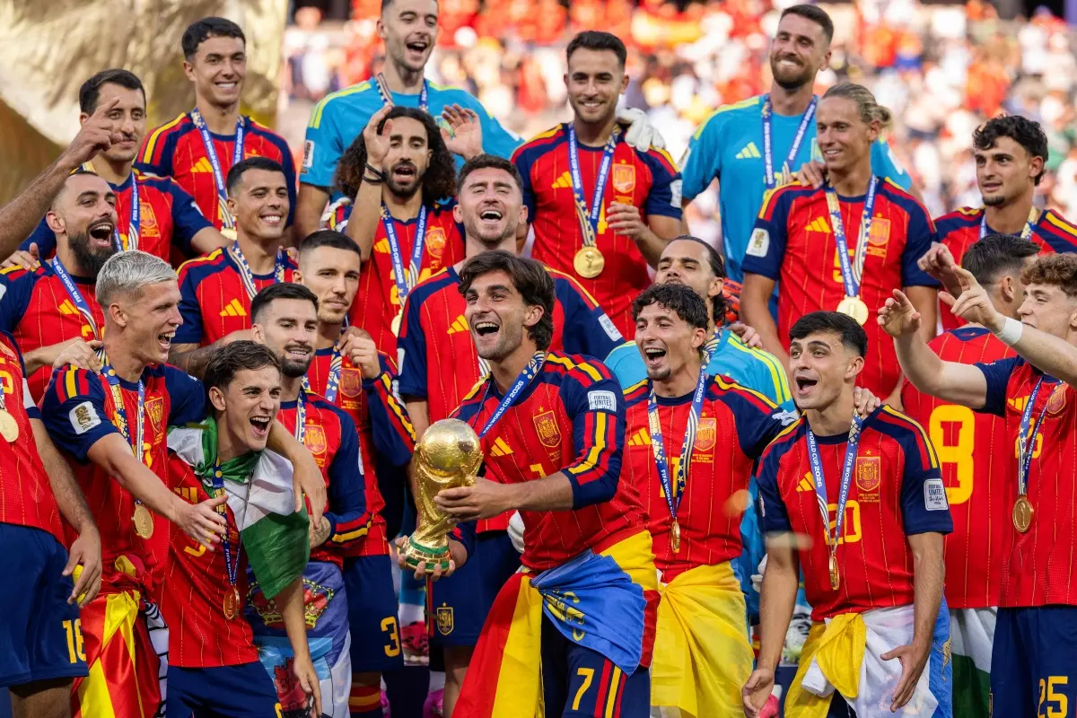 Ferran Torres #7 of Spain lifts the FIFA World Cup Winner's Trophy after the team's victory following during the FIFA World Cup 2026 Final match between Spain and Argentina at New York New Jersey Stadium on July 19, 2026 in East Rutherford, New Jersey. | Photo: AFP