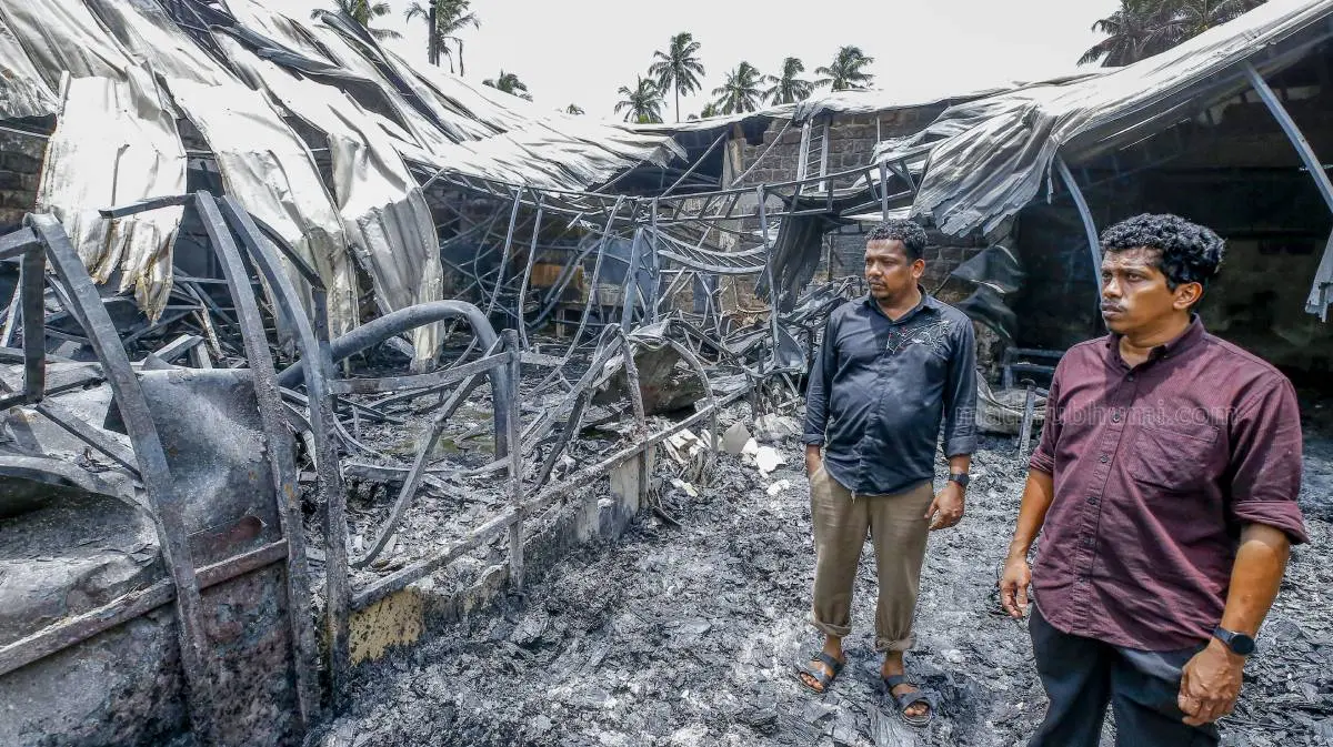 കത്തിനശിച്ച ബേപ്പൂർ രേണുക ഓയിൽ ആൻഡ് ഫ്ളവർമില്ലിൽ ഉടമസ്ഥരായ പി. അരുൺകുമാർ, അജിത്ത് എന്നിവർ | ഫോട്ടോ-പി. കൃഷ്ണപ്രദീപ്