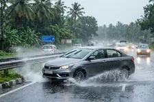 നനഞ്ഞ റോഡിൽ കുതിച്ചാൽ വാഹനം 'ജലപാളി'യിൽ കുടുങ്ങും; വണ്ടി കൈയിൽ നിൽക്കില്ല, അപകടം ഉറപ്പ്