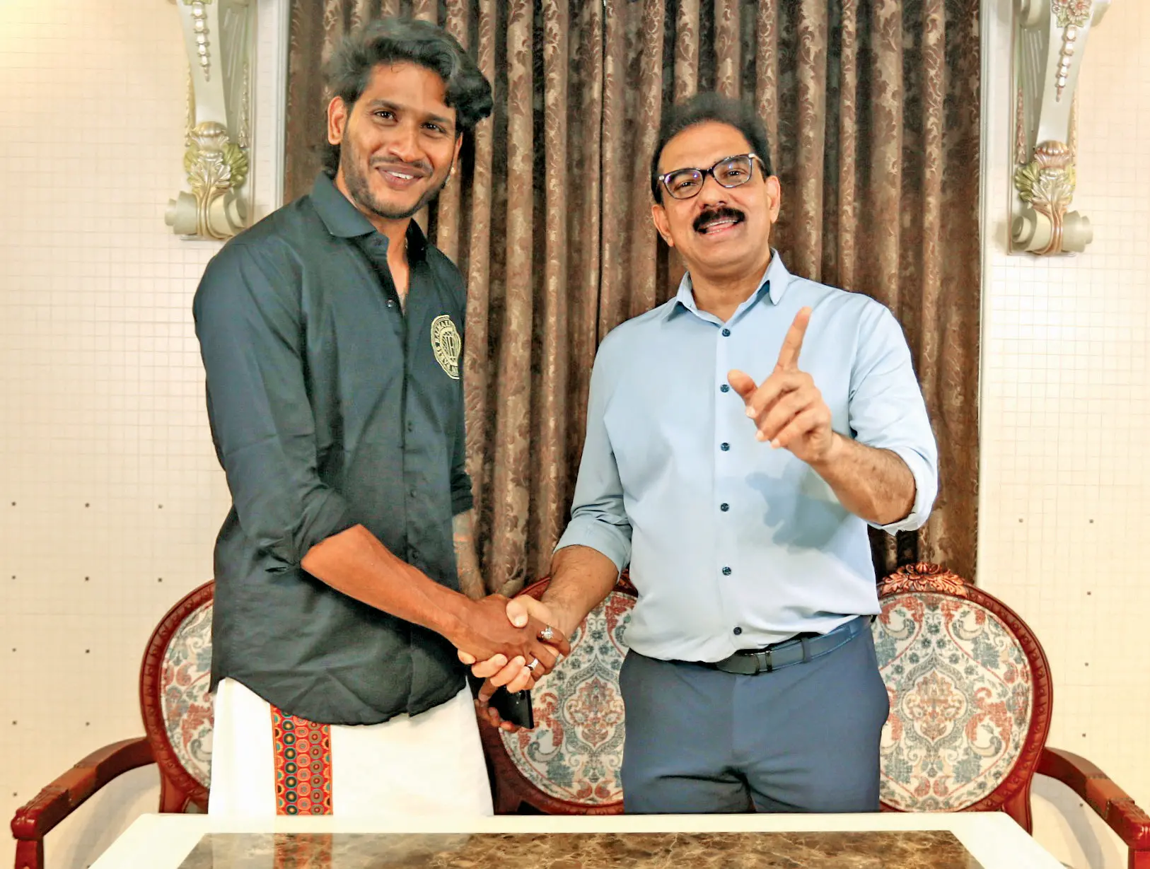 സാബു എം ജേക്കബും അഖിൽ മാരാരും (ചിത്രം) | ഫോട്ടോ: മാതൃഭൂമി