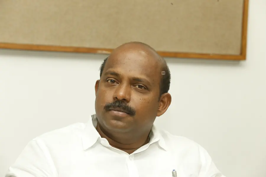 എക്സൈസുകാർ ബാറുകളിൽ ചെന്ന് കെയ്സ് കണക്കിന് മദ്യം ചോദിക്കുന്നു; അത് ഇനി നടപ്പില്ല-മന്ത്രി ലിജു