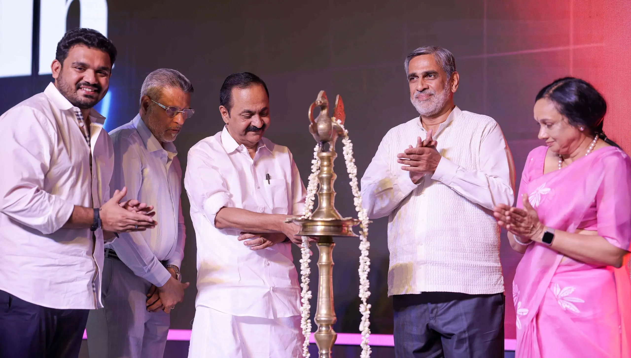 ജെയിൻ യൂണിവേഴ്സിറ്റി ദീക്ഷാരംഭ് 2026 മുഖ്യമന്ത്രി വി ഡി. സതീശൻ ഉദ്ഘാടനം ചെയ്യുന്നു. (ഇടതു നിന്ന്) ജെയിൻ യൂണിവേഴ്സിറ്റി ന്യൂ ഇനീഷിയേറ്റീവ് ഡയറക്ടർ ഡോ ടോം എം ജോസഫ് ,ചാൻസിലർ ഡോ. ചെൻരാജ് റോയ്ചന്ദ്, ഫ്യൂചർ കേരളമിഷൻ ചെയർമാൻ പ്രൊഫ. വേണുരാജമണി, പ്രൊ വൈസ് ചാൻസിലർ ഡോ ജെ ലത എന്നിവർ സമീപം.