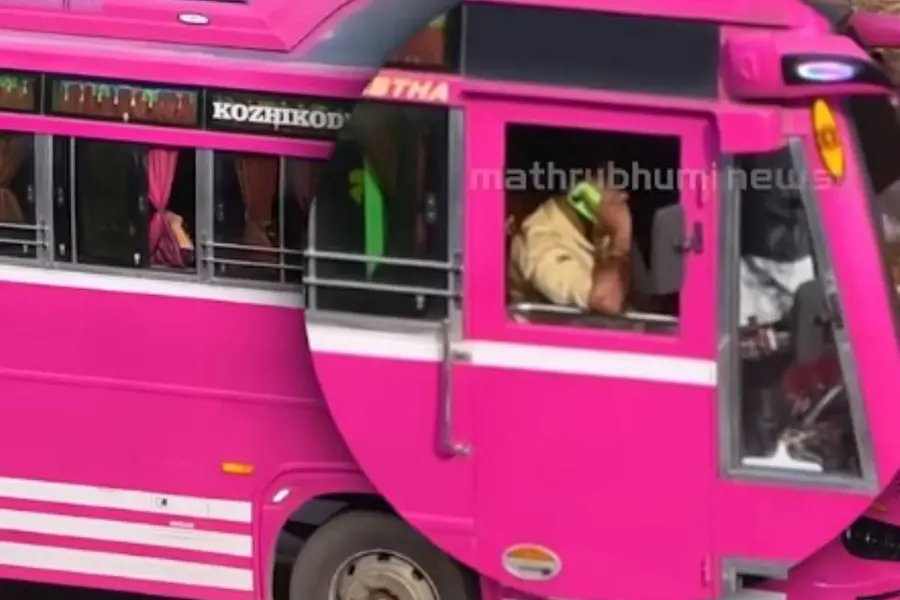 ബസ് ഓടിക്കുന്നതിനിടെ ഡ്രൈവറുടെ ഫോൺ വിളി; ബസ് കസ്റ്റഡിയിലെടുത്ത് കുറ്റിപ്പുറം പോലീസ്