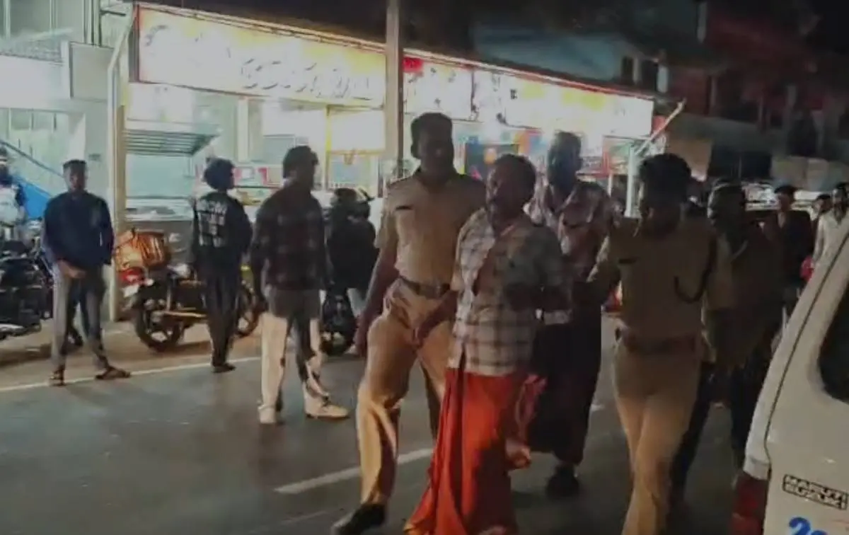 പ്രതികളെ പോലീസ് അറസ്റ്റ് ചെയ്തപ്പോള്‍