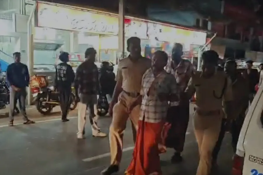 കാട്ടാക്കടയിൽ മദ്യപസംഘത്തിന്റെ പരാക്രമം: വാഹനങ്ങൾ ഇടിച്ചുതെറിപ്പിച്ചു, യുവാക്കൾ പോലീസ് കസ്റ്റഡിയിൽ