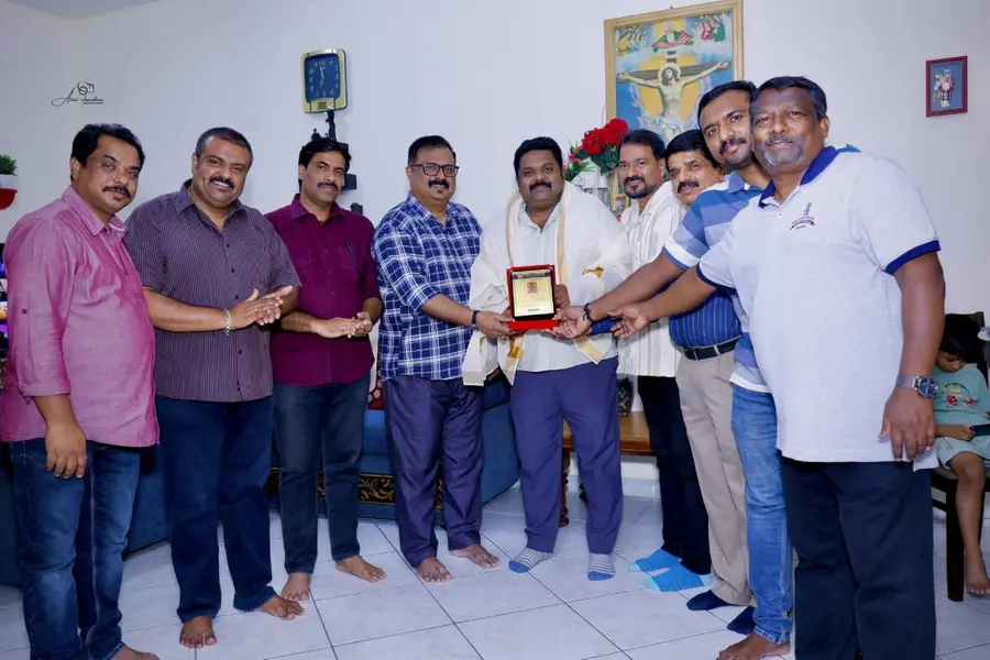 സ്റ്റേജ്-മിനിസ്ക്രീൻ കലാകാരൻ ദീപക് തണലിന് കായംകുളം പ്രവാസി കൂട്ടായ്മ യാത്രയയപ്പ് നൽകി