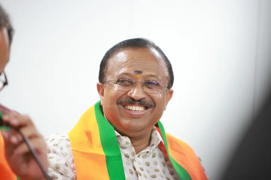 തുലാഭാര ത്രാസ് പൊട്ടിവീണ് വി.മുരളീധരന് പരിക്ക്; അപകടം കപ്പപ്പഴം ഉപയോഗിച്ചുള്ള തുലാഭാരത്തിനിടെ