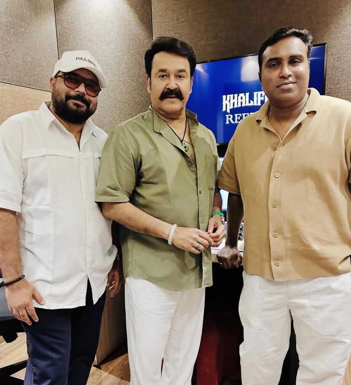 വൈശാഖിനും ജിനു എബ്രഹാമിനുമൊപ്പം മോഹൻലാൽ