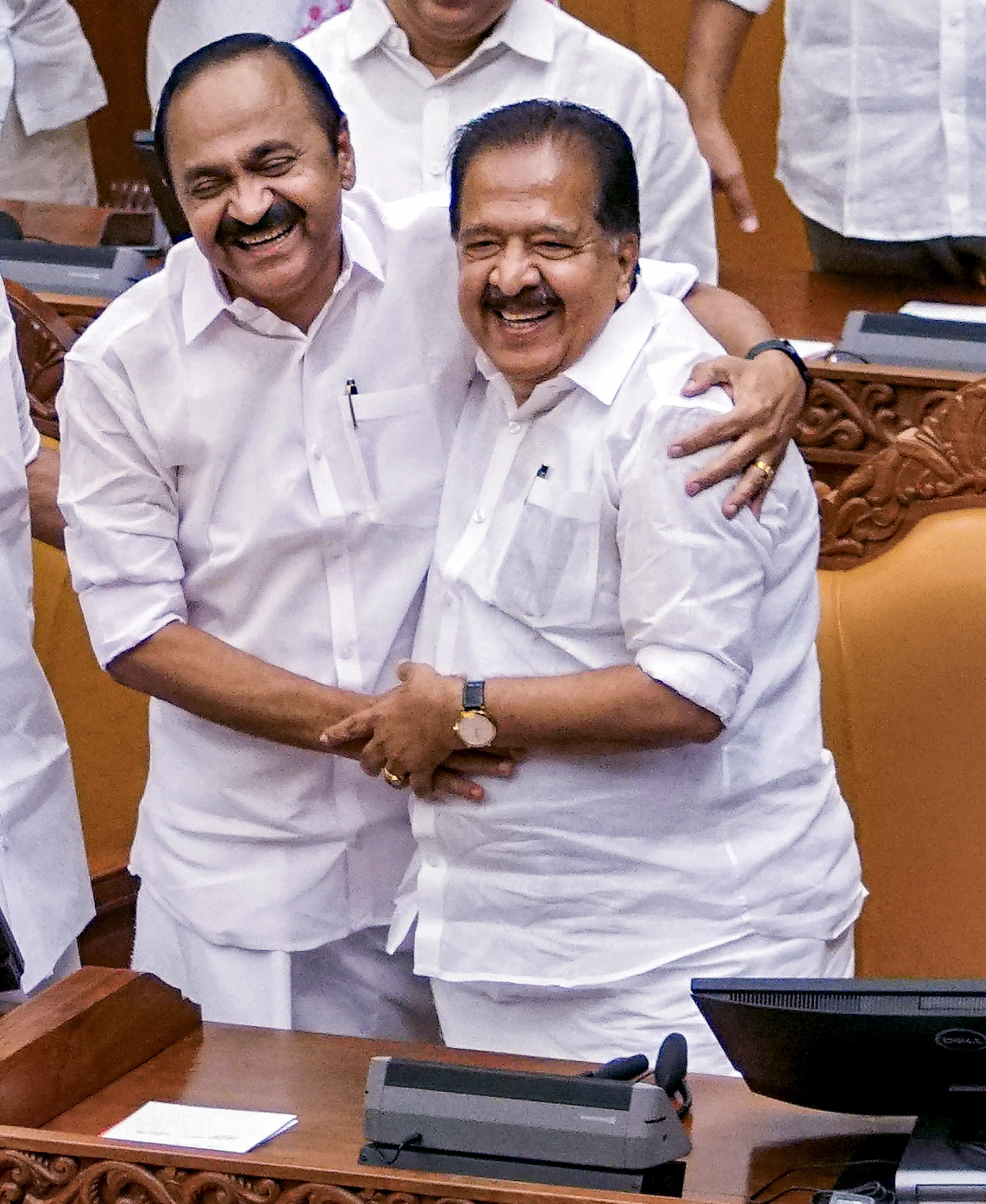 ആഭ്യന്തര മന്ത്രി രമേശ് ചെന്നിത്തലയ്ക്കൊപ്പം മുഖ്യമന്ത്രി വി.ഡി സതീശന്
