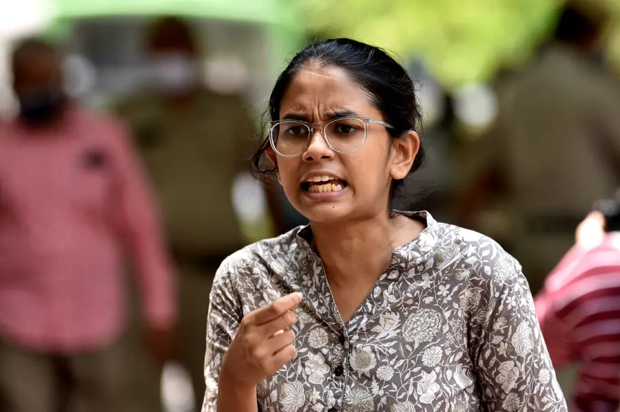 ഐഷി ഘോഷിനെതിരായ ജാമ്യമില്ലാ അറസ്റ്റ് വാറന്റുകൾ റദ്ദാക്കി; പഴയ കേസിൽ കോടതിയിൽ ഹാജരായി പിഴയടച്ചു