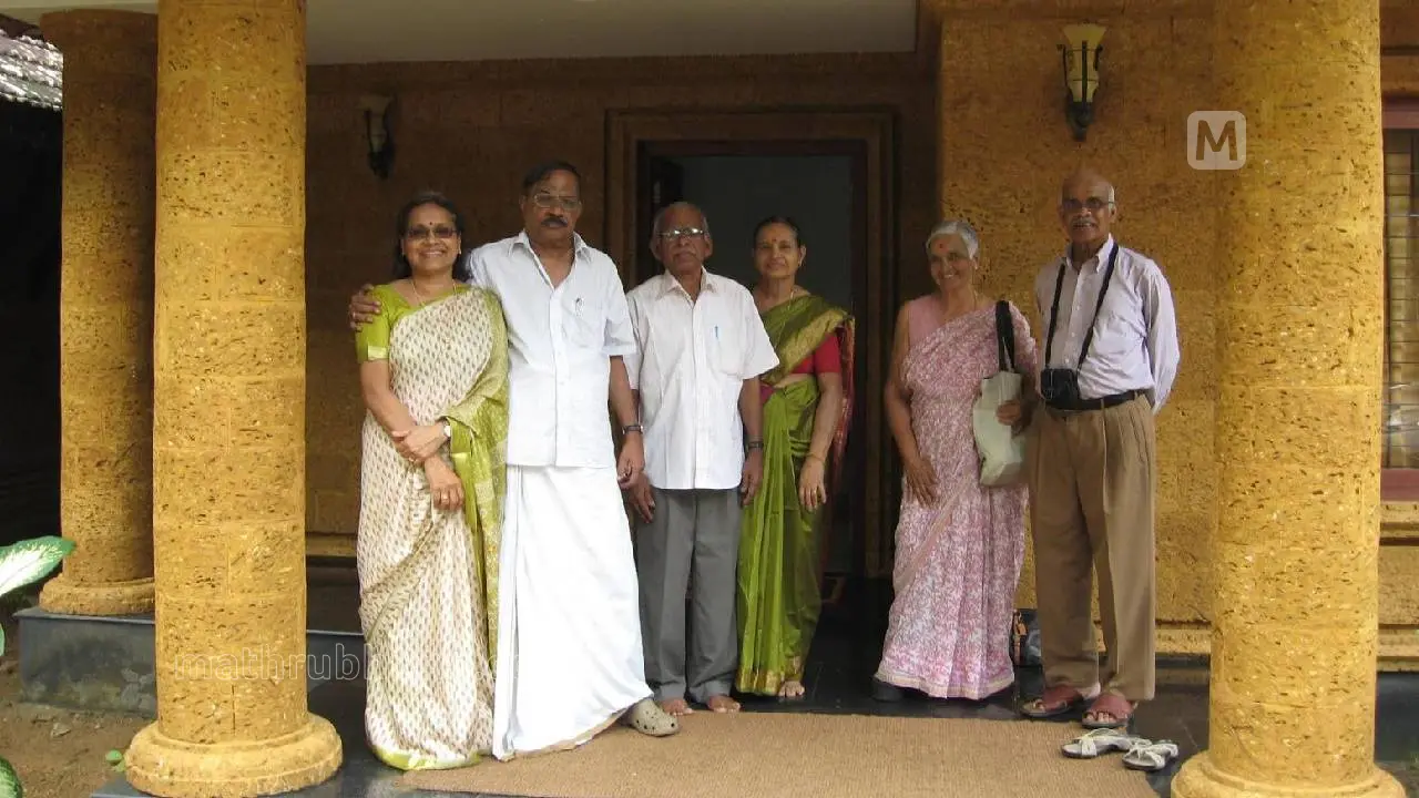 വത്സലാശേഖര്, ചന്ദ്രശേഖര്, ഗീത കൃഷ്ണന്കുട്ടി,കാന്തിമതി, ഇ.കെ ശിവരാജന് എന്നിവര് എം.ടിയോടൊപ്പം തുഞ്ചന്പറമ്പില്