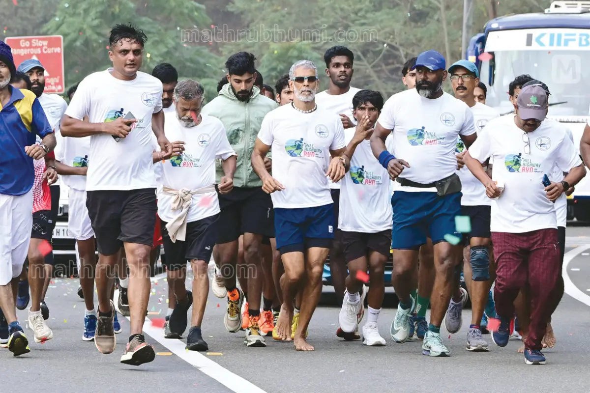 ഫെബ്രുവരിയിൽ നടന്ന ഹിൽ ഹൈവേ റൺ പരിപാടിയിൽ മിലന്ദ് സോമൻ ഉൾപ്പെടെയുള്ളവർ ഓടുന്നു