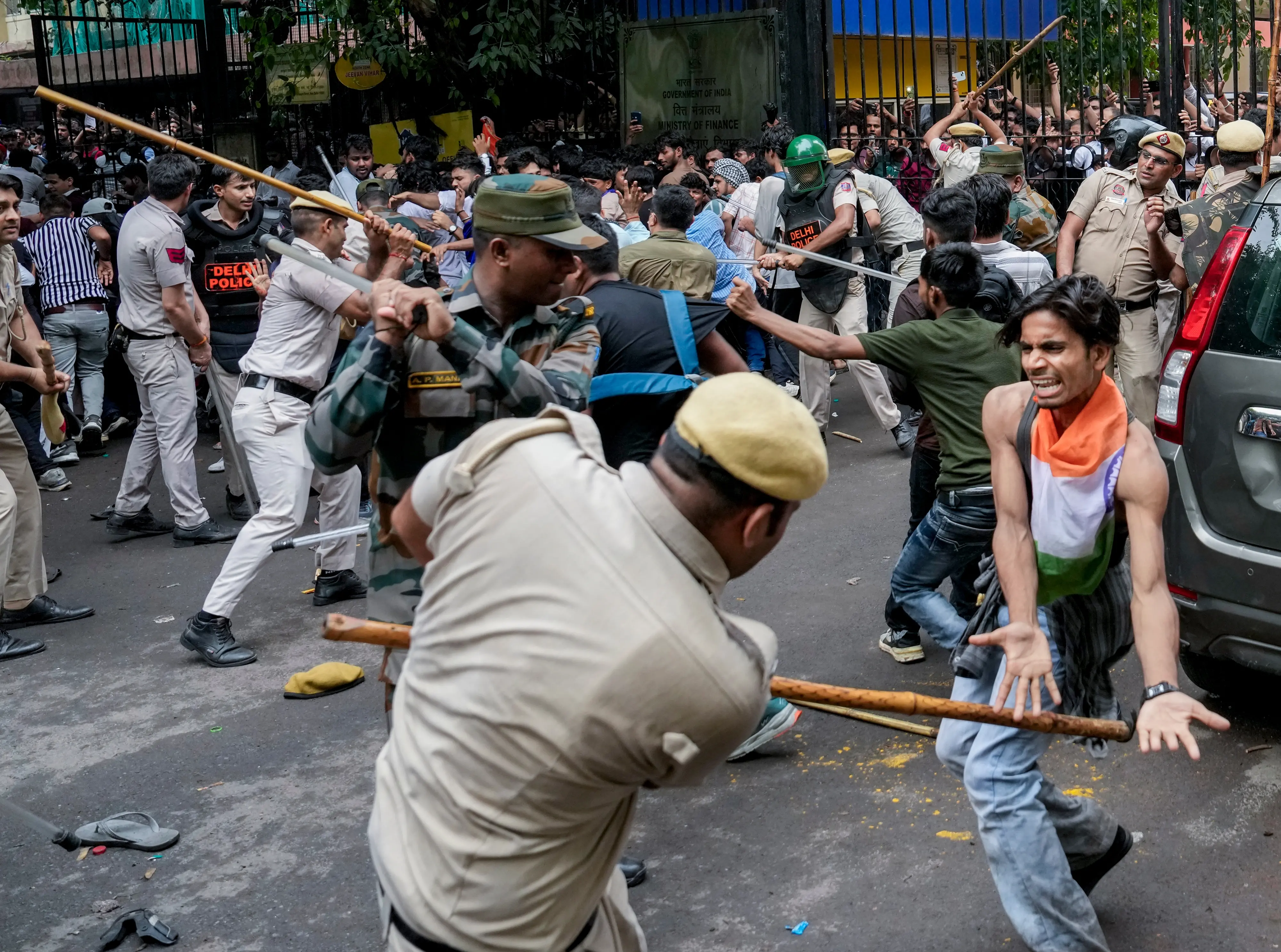 സിജെപി അനുഭാവിയെ മർദിക്കുന്ന പോലീസുകാർ | Photo: PTI