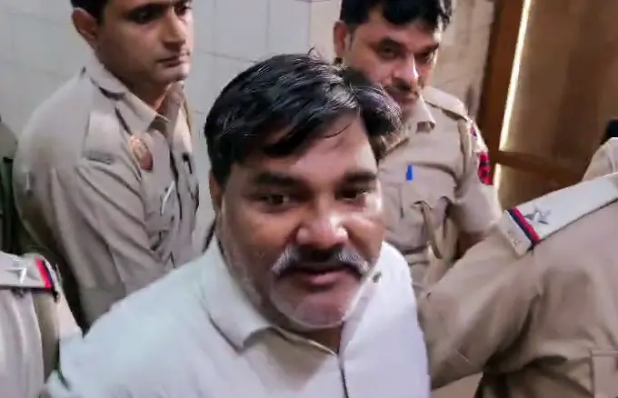 താഹിര് ഹുസൈനെ കോടതിയില് ഹാജരാക്കിയപ്പോള് |ഫോട്ടോ:ANI