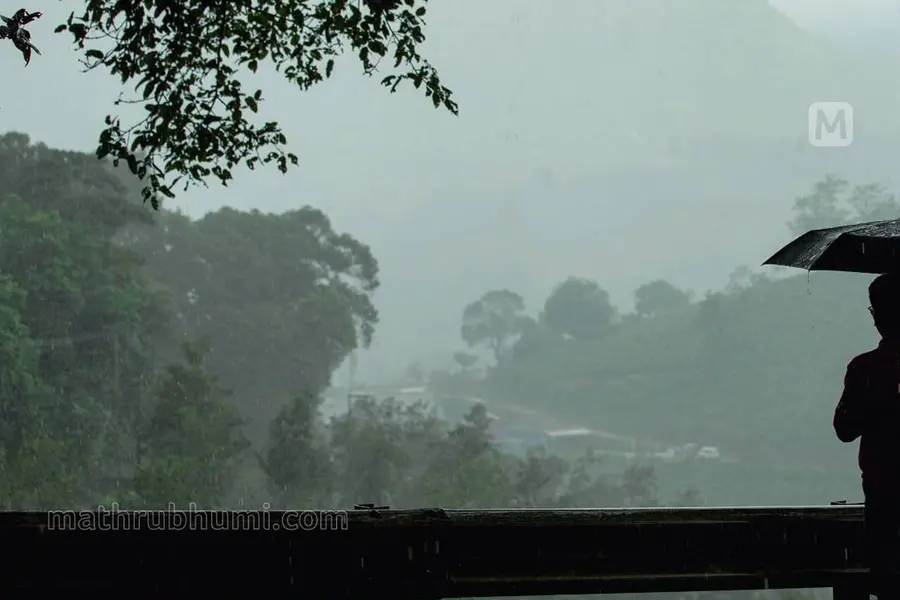 സംസ്ഥാനത്ത് മഴ കനക്കുന്നു; മുതലപ്പൊഴിയിൽ വള്ളം മറിഞ്ഞ് രണ്ട് മത്സ്യത്തൊഴിലാളികളെ കാണാതായി
