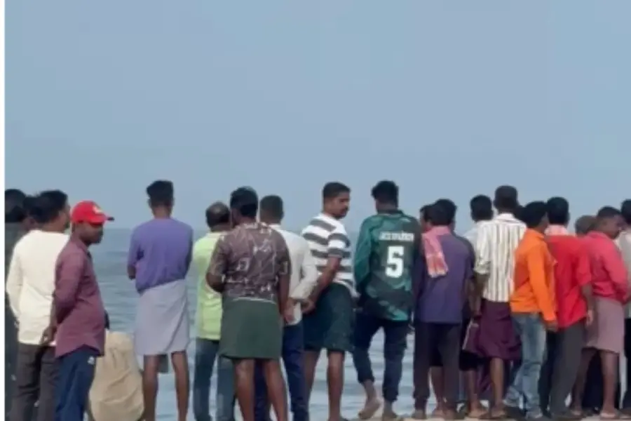 നീണ്ടകരയിൽ വള്ളം മറിഞ്ഞ് അപകടം: കാണാതായ രണ്ട് പേരിൽ ഒരാളുടെ മൃതദേഹം ലഭിച്ചു, മരണം രണ്ടായി